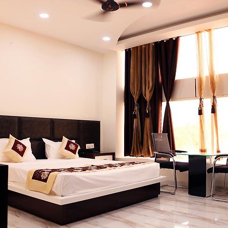 Hotel Neelam Moga Ludhiana Esterno foto