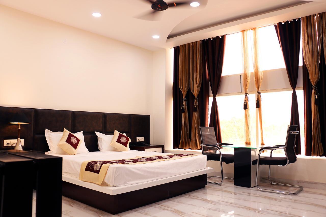 Hotel Neelam Moga Ludhiana Esterno foto