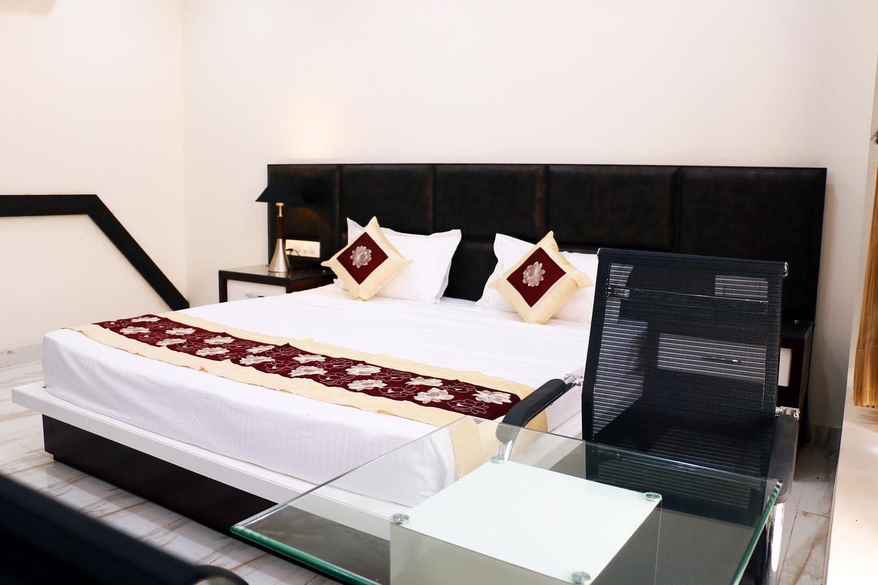 Hotel Neelam Moga Ludhiana Esterno foto