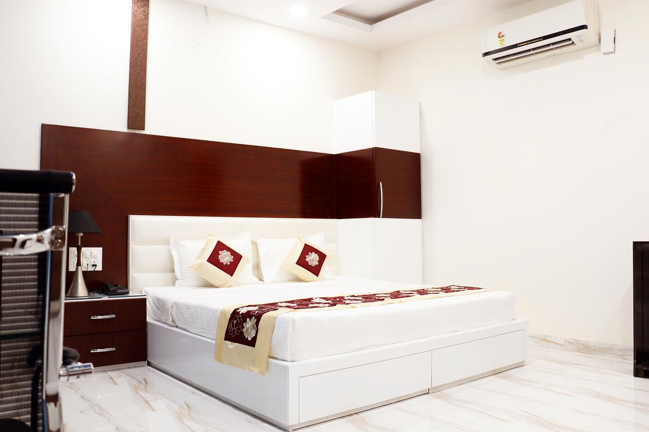 Hotel Neelam Moga Ludhiana Esterno foto