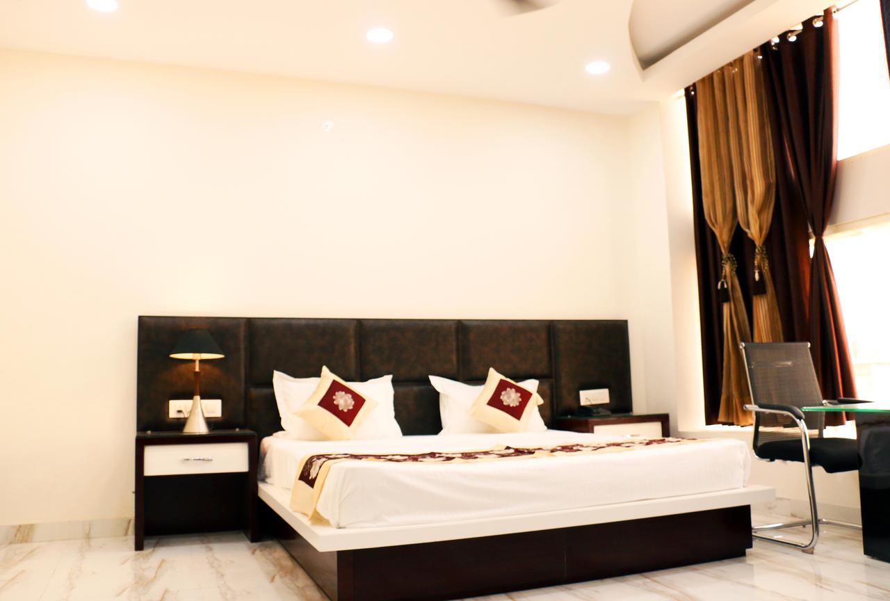 Hotel Neelam Moga Ludhiana Esterno foto