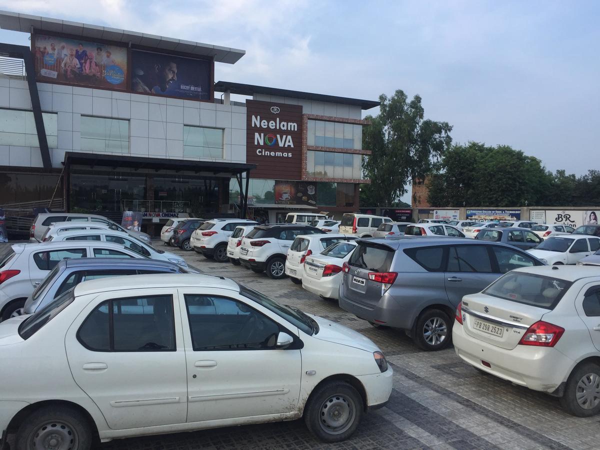 Hotel Neelam Moga Ludhiana Esterno foto