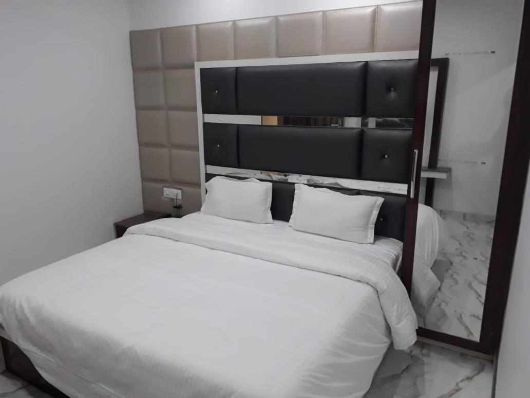 Hotel Neelam Moga Ludhiana Esterno foto